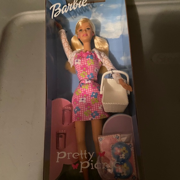 NIB Pretty Picnic Barbie with basket 2000 great Easter doll Gift